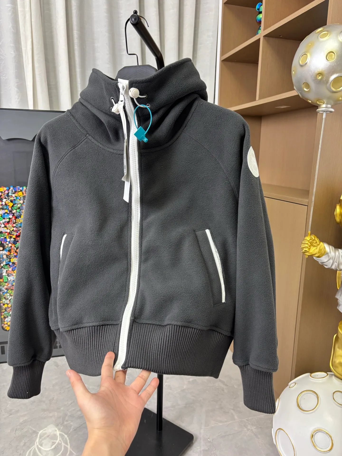 P610 Style number: DC212# [Canada Goose] Canada Goose wool fleece bomber jacket hooded jacket. Classic Chilliwa wool fleece pilot official website 1:1:1 customized model. Canada goose Chilliwa Fce Bomber HUMANATURE, limited white label wool fleece, light gray and white label, really high-end✌️soft and comfortable, not heavy. Buyers who like it should hurry up😈 Color: black gray white Size: S-XL [Picture 9️⃣Size chart]